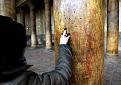 اضغط على الصورة لعرض أكبر.&nbsp;

الإسم:	Bethlehem_05_December_21_2003_A_Christian_pilgrim_places_her_hand_on_a_pillar_and_prays_in_the_Churc&nbsp;
مشاهدات:	2636&nbsp;
الحجم:	47.6 كيلوبايت&nbsp;
الهوية:	769672